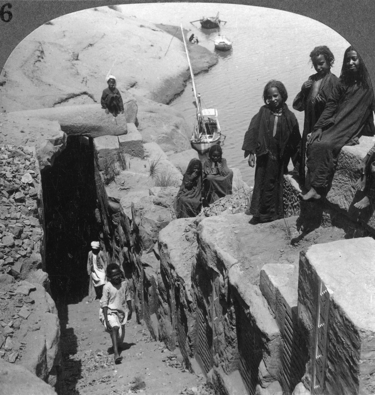 Nilometermåleren for oversvømmelser ved den første grå stæren, Egypt, 1905. av Underwood and Underwood