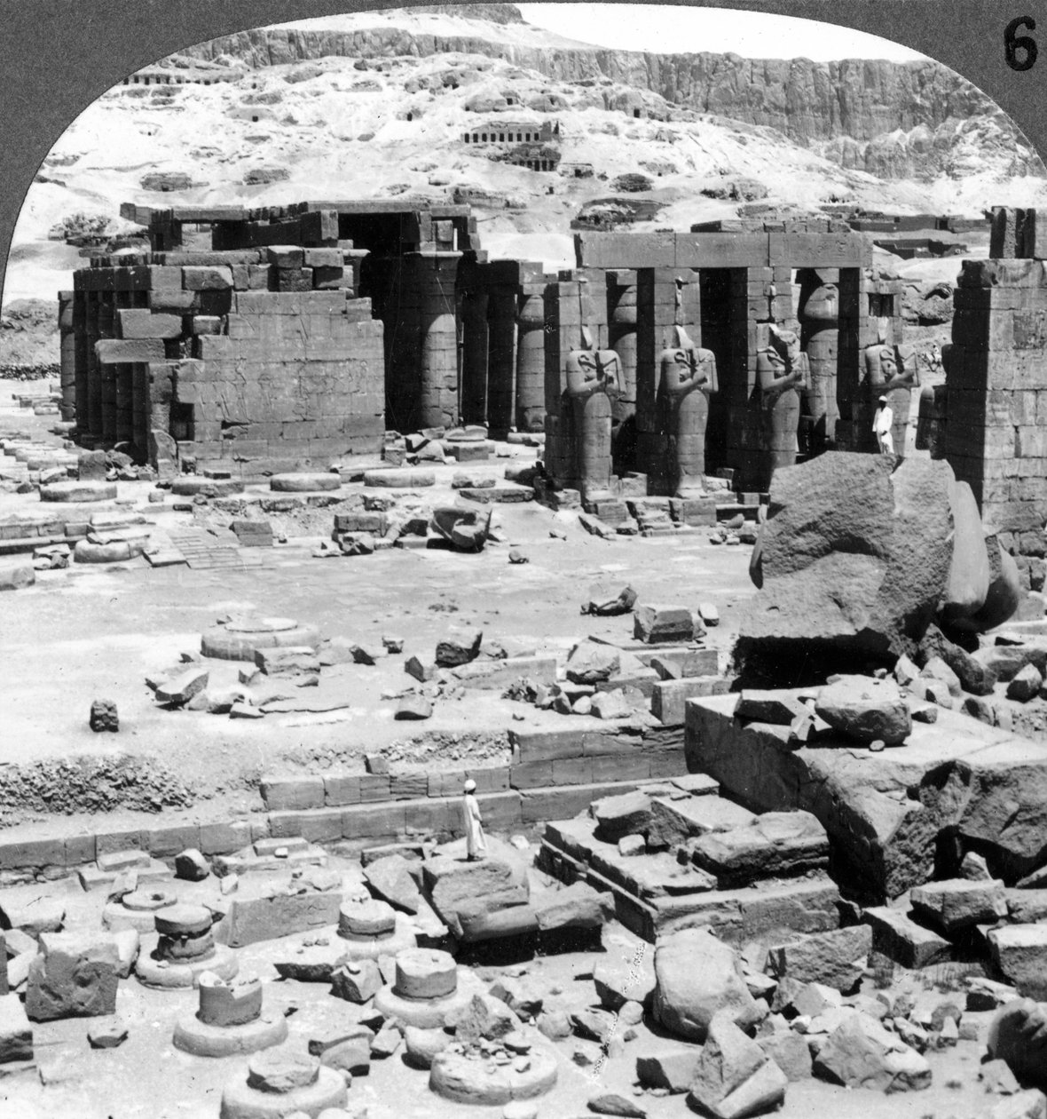 Ramesseum, tempelet til Ramses II, i Theben, Egypt, 1905. av Underwood and Underwood