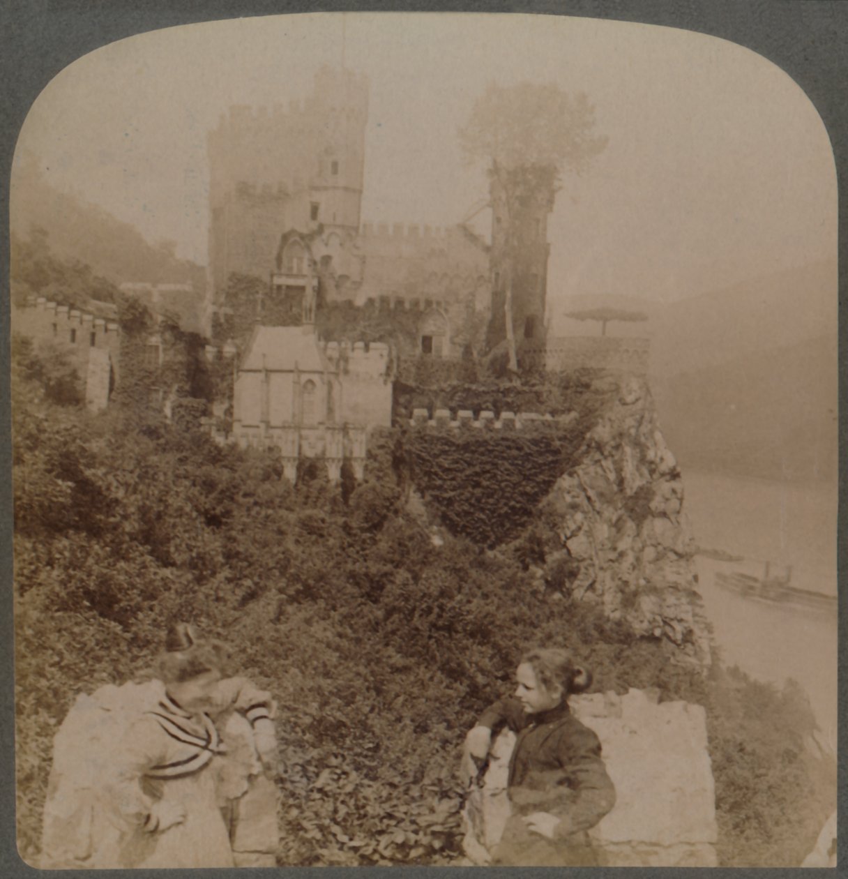 Rheinstein, mest pittoreske av rhenske slott - N. fra S. wall of bastion, Tyskland, 1902. av Underwood and Underwood
