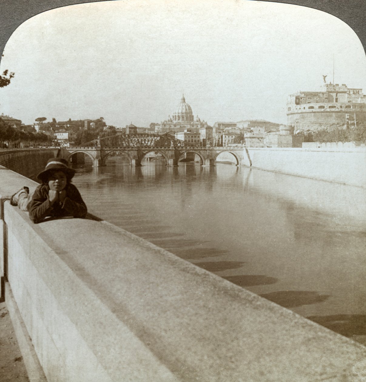 Elven Tiber, Castel Sant Angelo og Peterskirken, Roma, Italia. av Underwood and Underwood