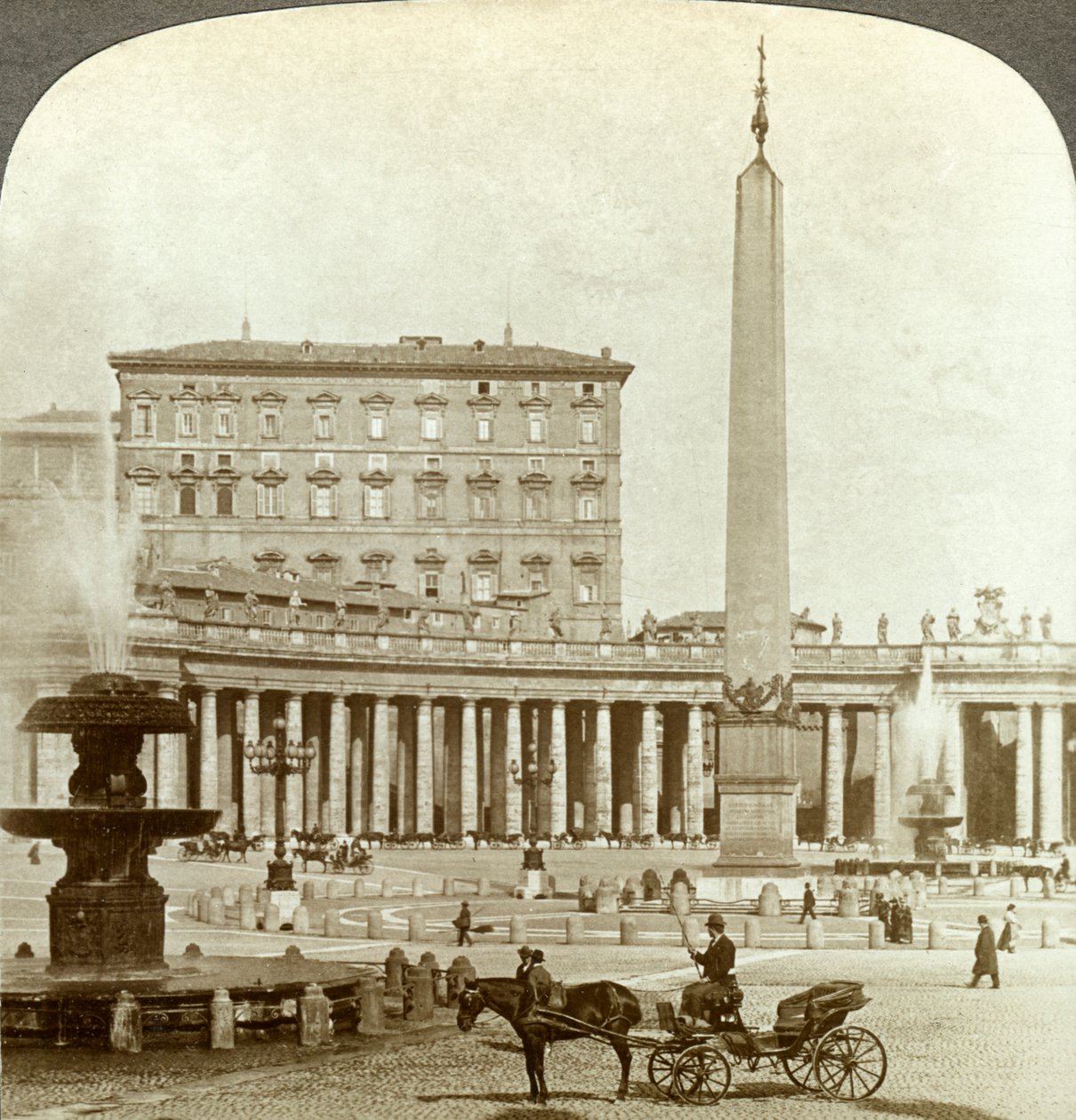 Vatikanpalasset fra Petersplassen, Roma, Italia. av Underwood and Underwood