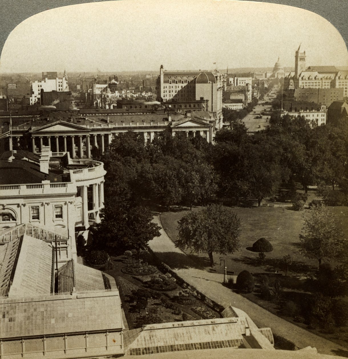 Det hvite hus og finansbygningen, Washington DC, USA. av Underwood and Underwood