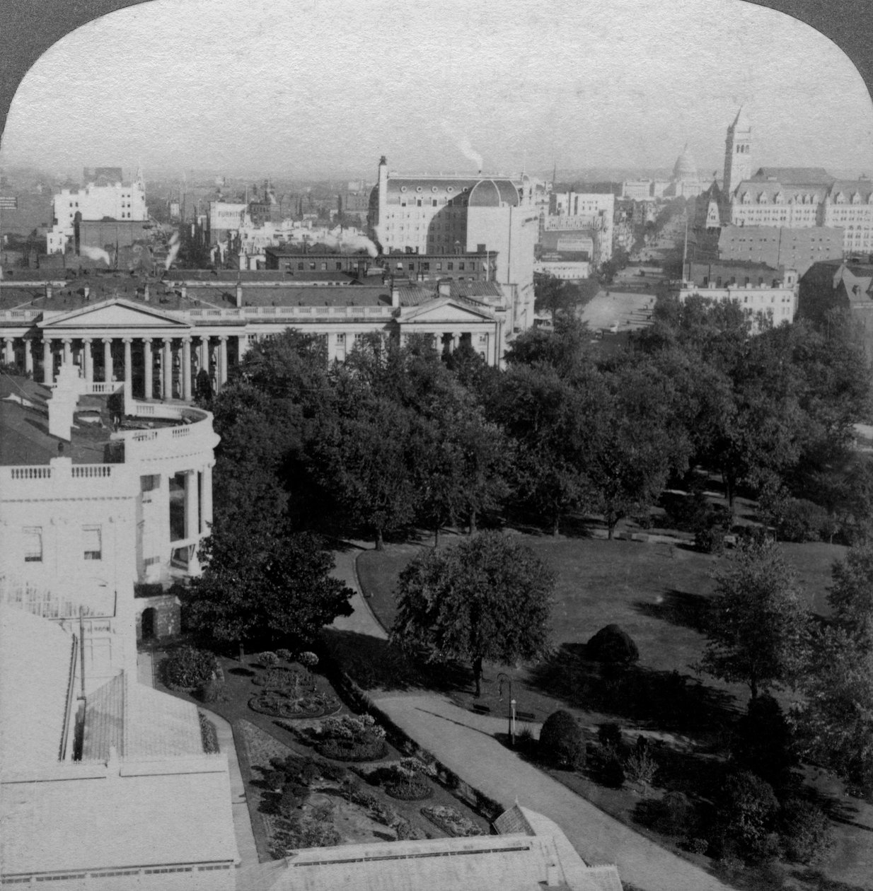 Det hvite hus og finansbygningen, Washington DC, USA. av Underwood and Underwood