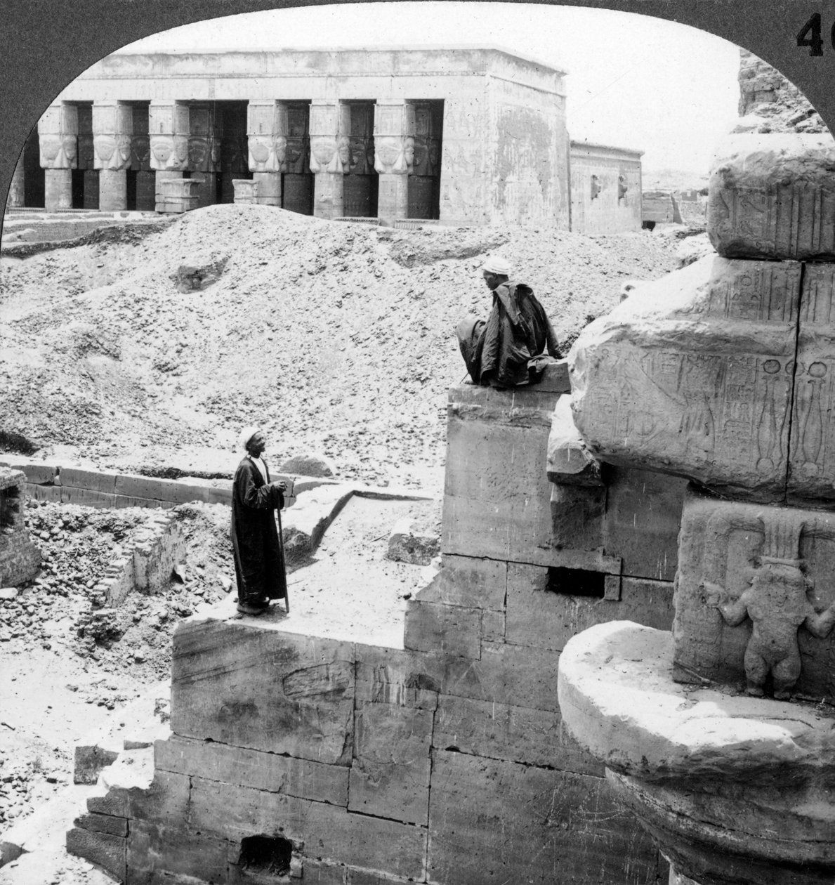 Det vakre Hathor-tempelet i Denderah, Egypt, 1905. av Underwood and Underwood