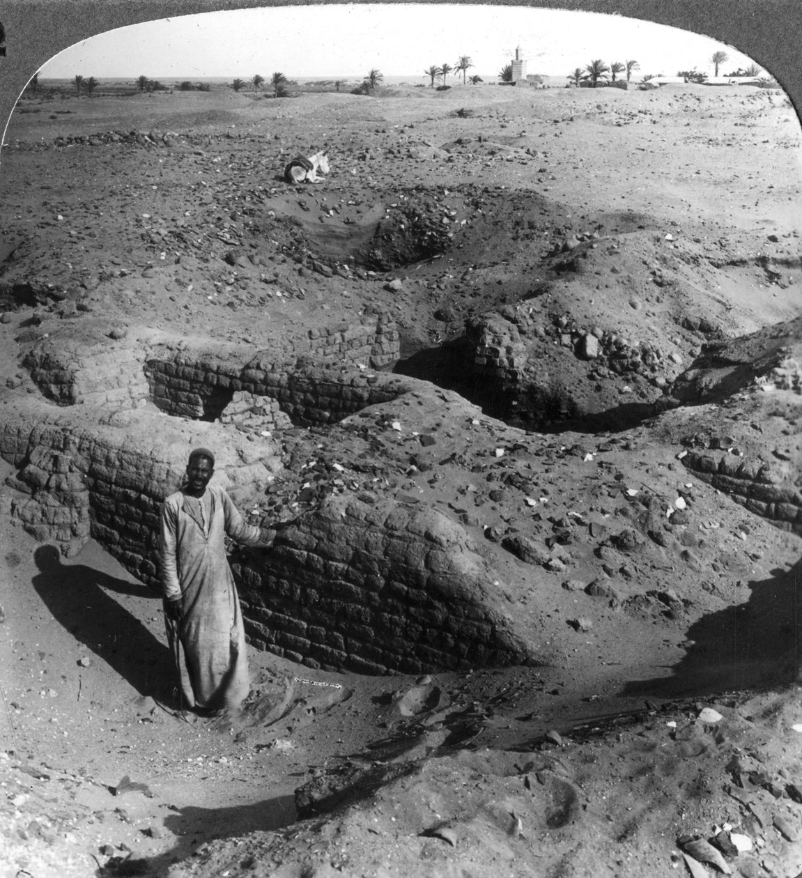 Mursteinslagerkamrene i Pithom, bygget av hebraiske slaver, Egypt, 1905. av Underwood and Underwood