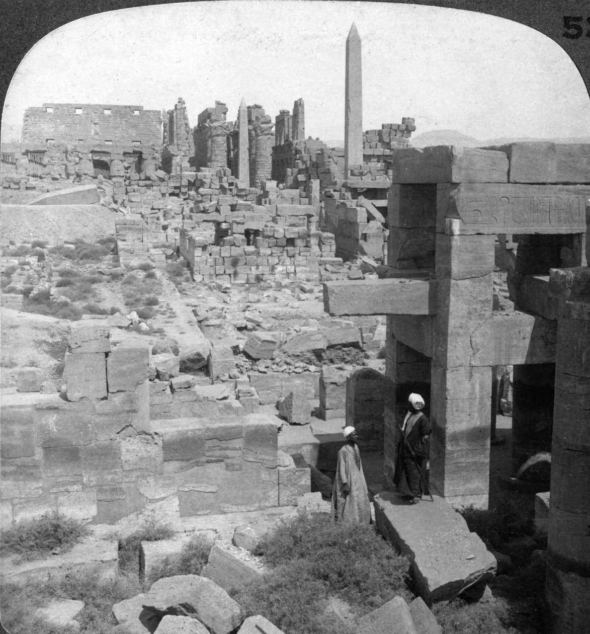 Hele lengden av det gigantiske tempelet i Karnak, Theben, Egypt, 1905. av Underwood and Underwood