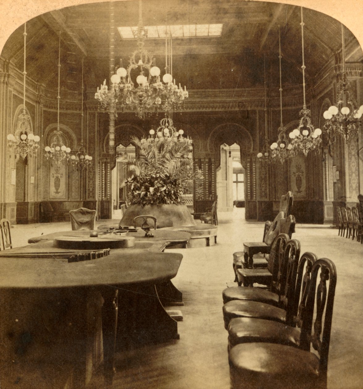 Den berømte rulettsalongen, Casino, Monte Carlo, Monaco, 1897. av Underwood and Underwood