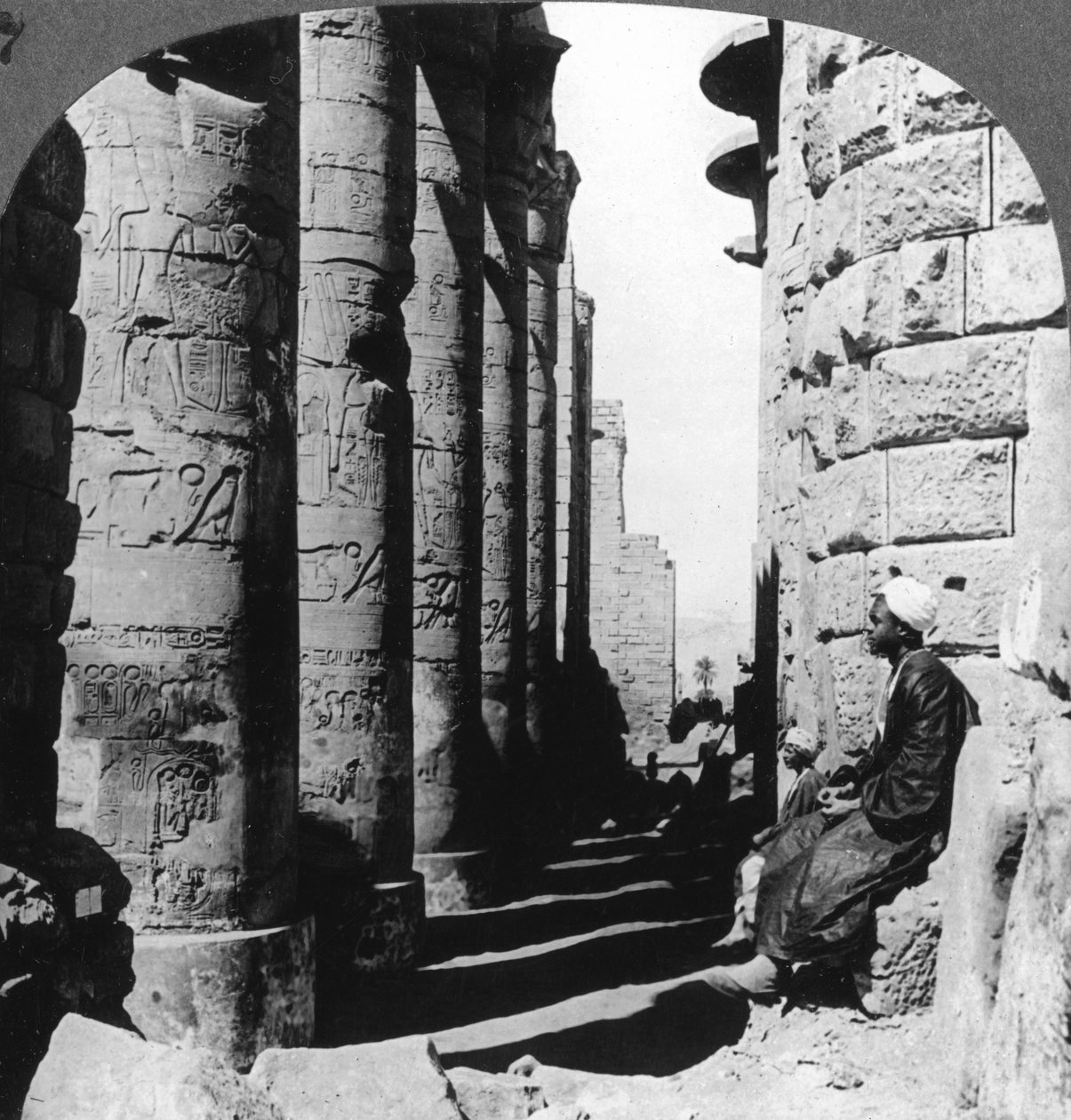 Den berømte søylegangen i det store tempelet i Karnak, Theben, Egypt, 1905. av Underwood and Underwood