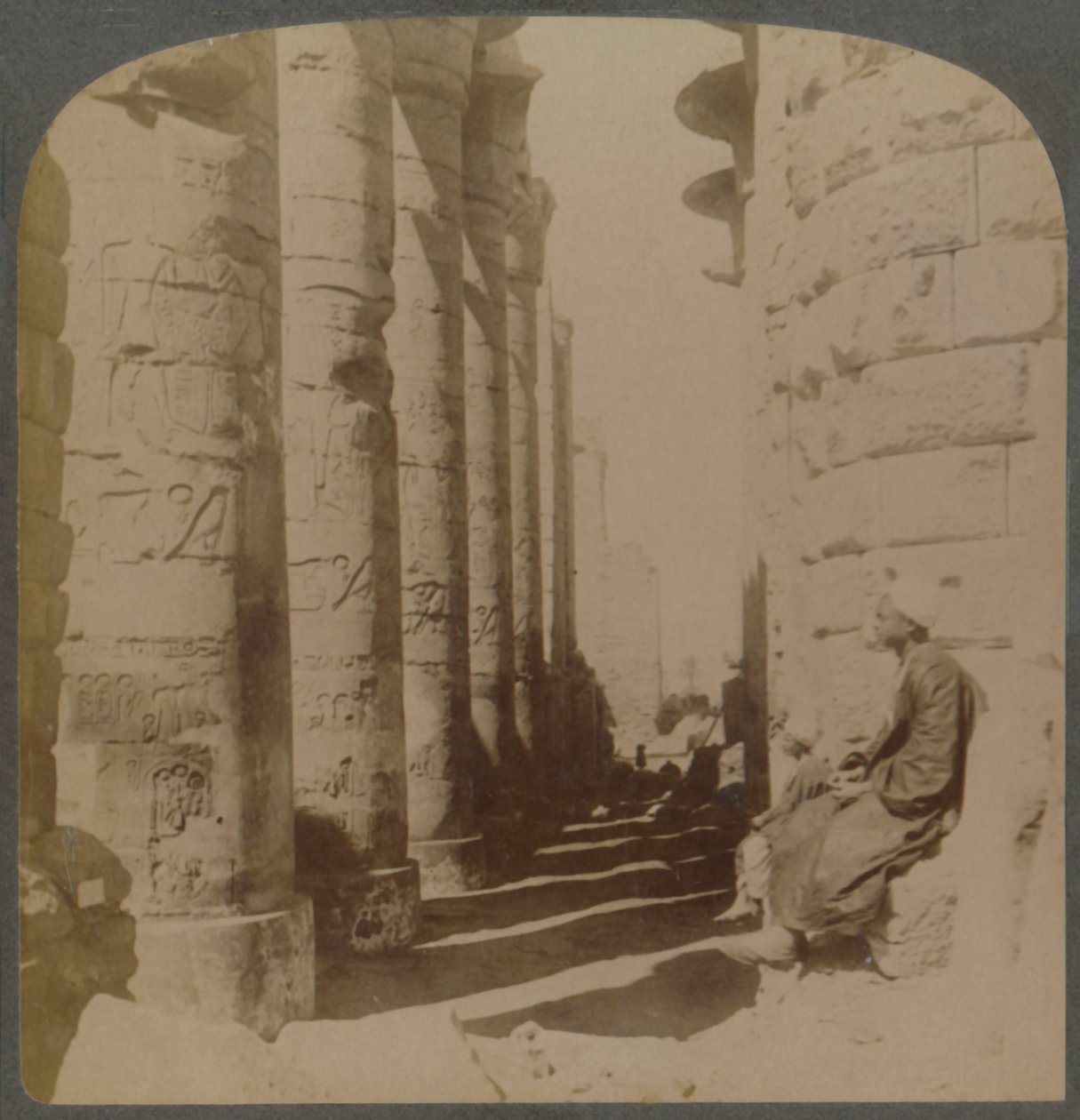 Den berømte søylegangen til den store Hypostyle Hall i Karnak-tempelet, Theben, Egypt, 1897. av Underwood and Underwood