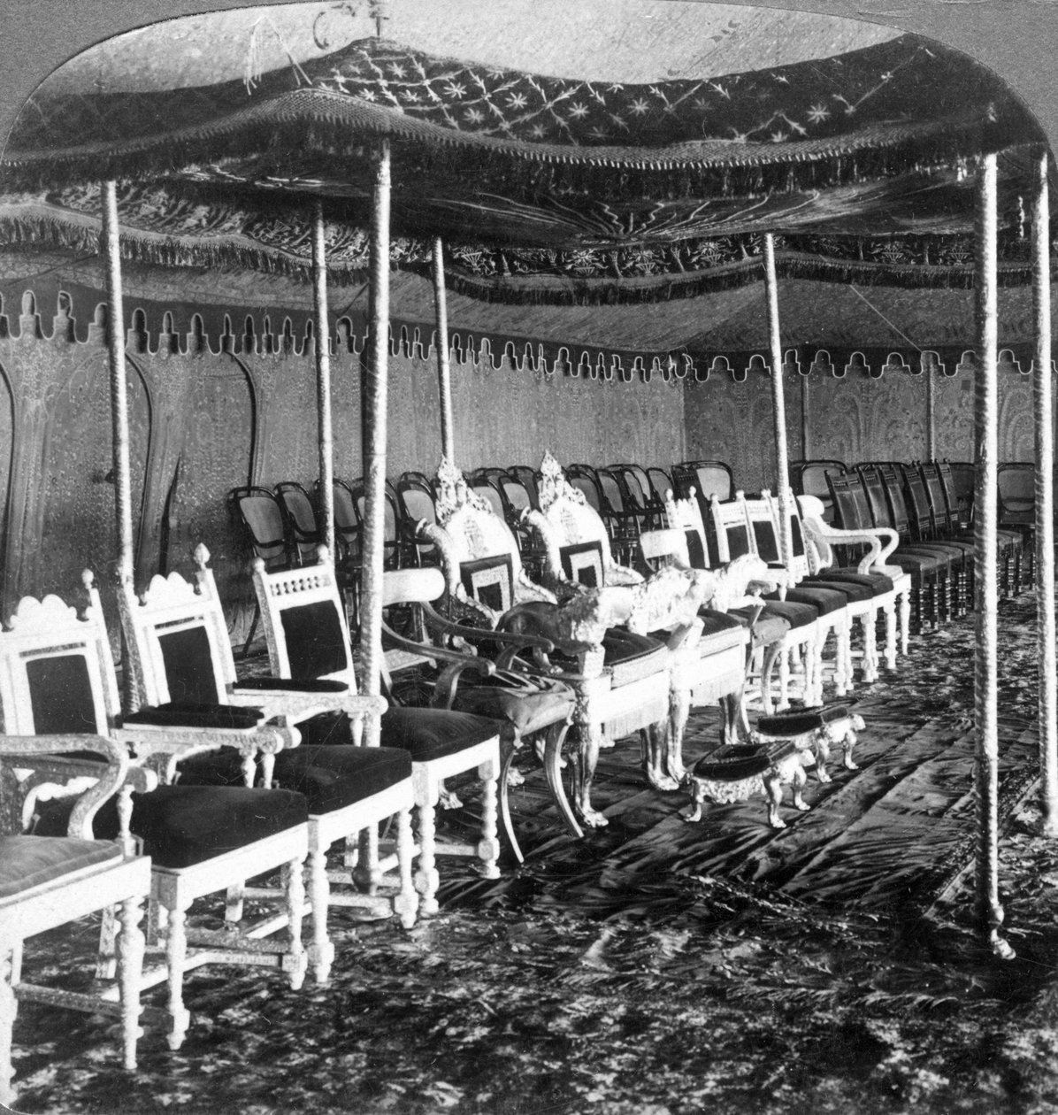 Den gylne baldakinen i Durbar-teltet til Maharajaen i Kashmir, Delhi, India, 1903. av Underwood and Underwood