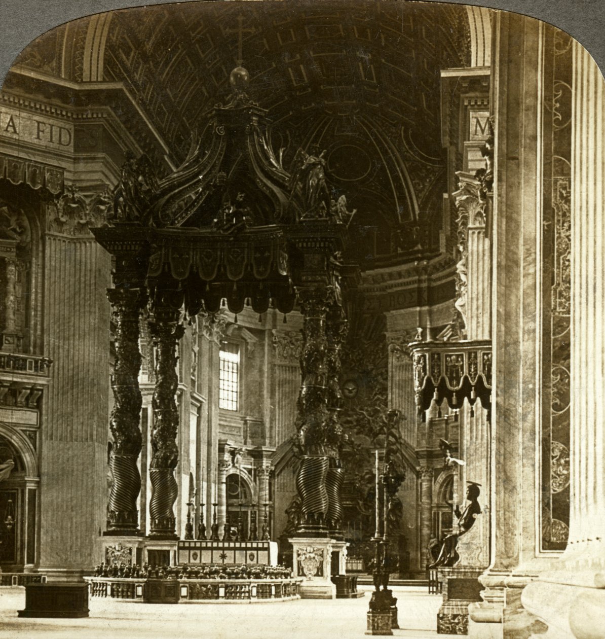 Det store alteret med baldakin, Peterskirken, Roma, Italia. av Underwood and Underwood