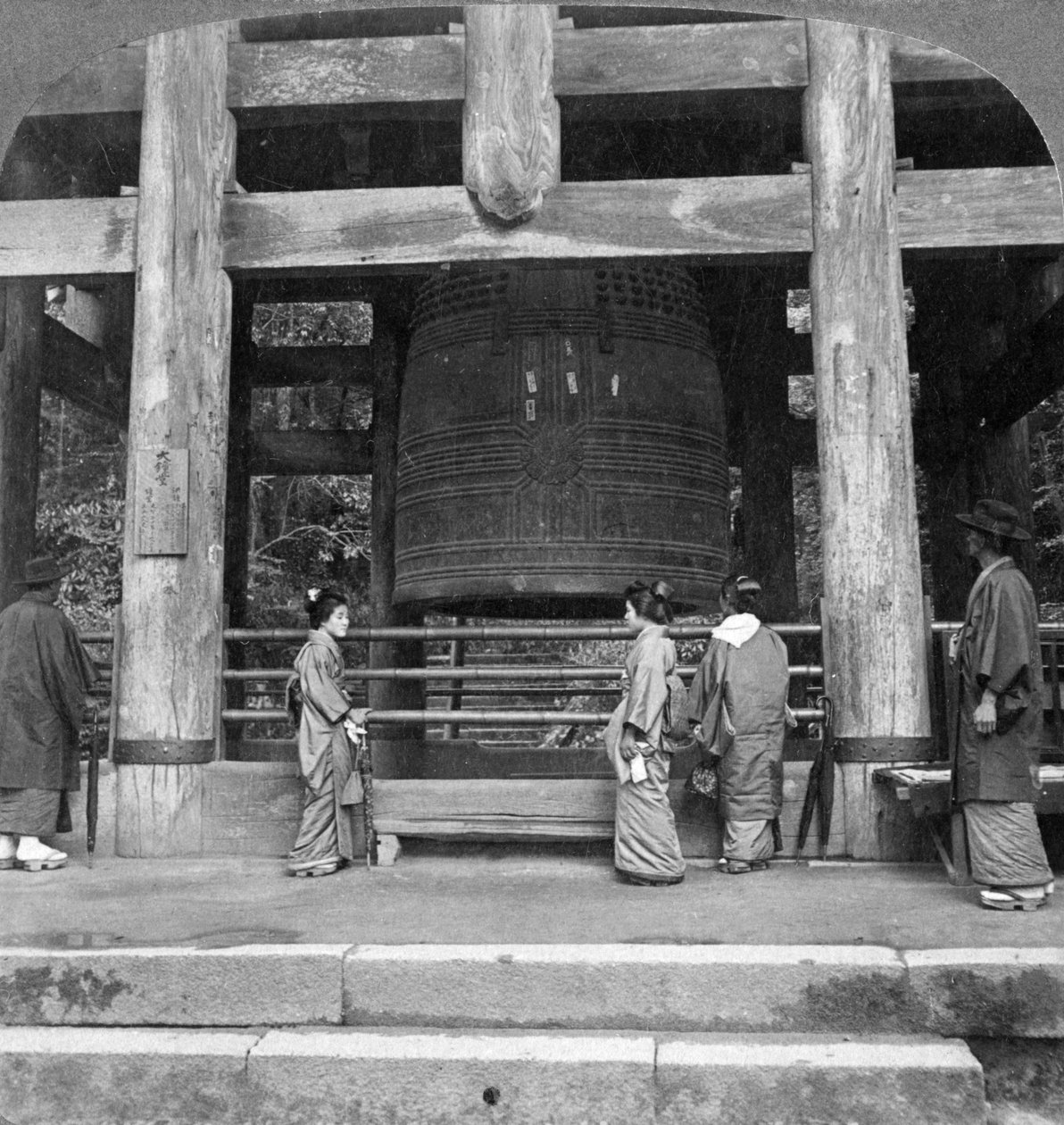 Den store klokken til Chion-in-tempelet, Kyoto, Japan, 1904. av Underwood and Underwood