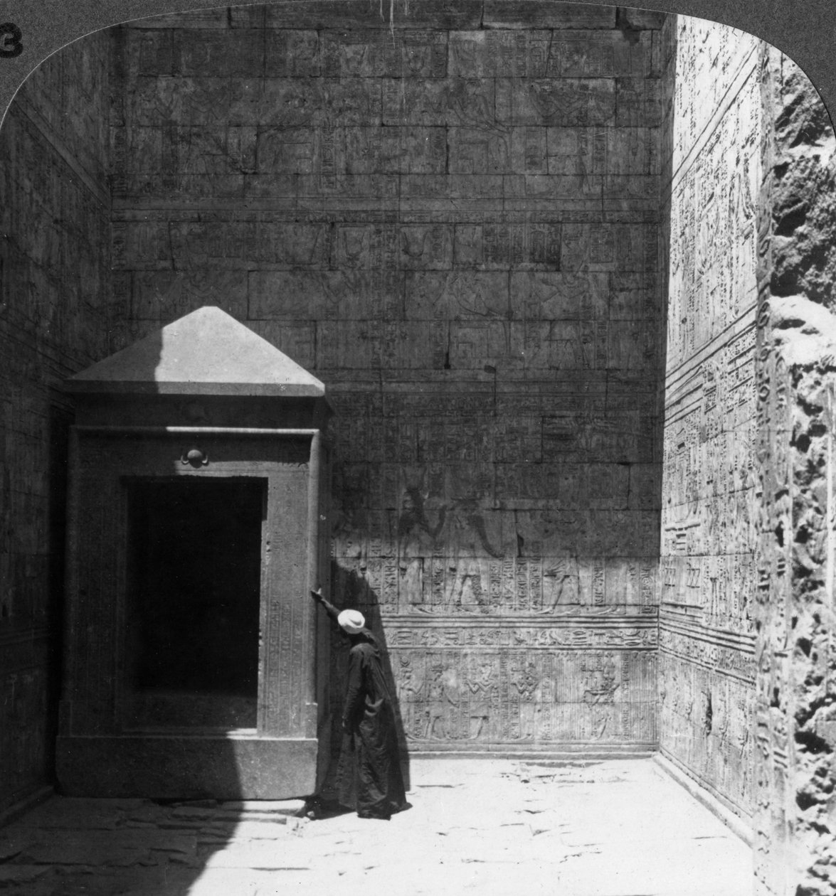 Det aller helligste og helligdommen for det guddommelige bildet, Temple of Edfu, Egypt, 1905. av Underwood and Underwood