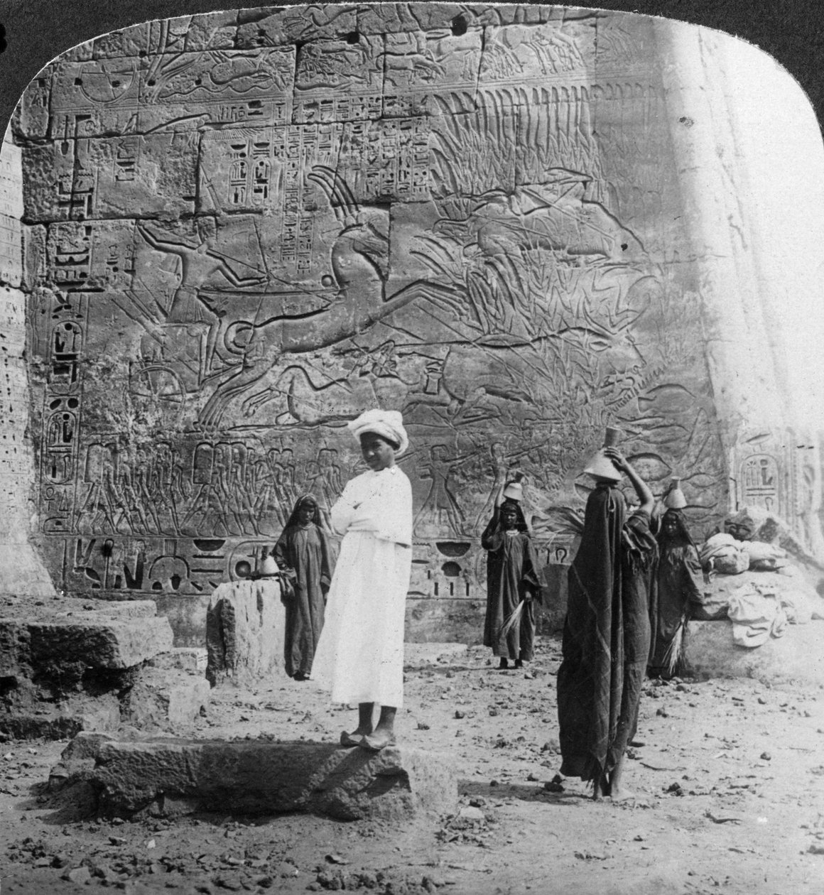 Jakten på villoksen, skåret på en tempelvegg ved Medinet Habu, Theben, Egypt, 1905. av Underwood and Underwood