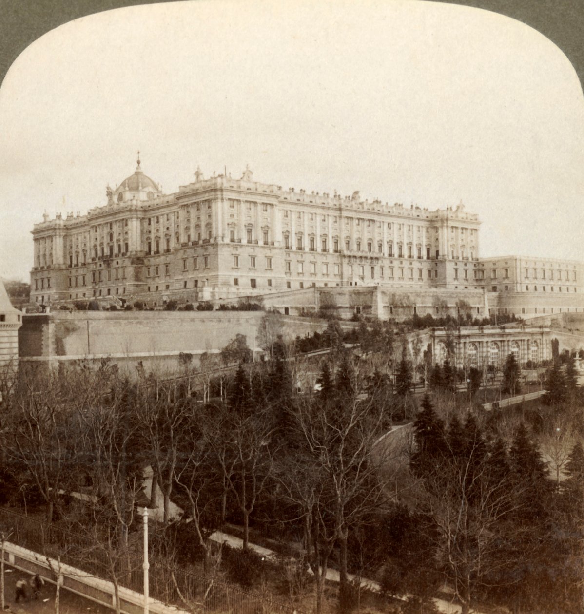 Det imponerende kongelige palasset og kongeparken Campo del Moro...Madrid, Spania, 1902. av Underwood and Underwood
