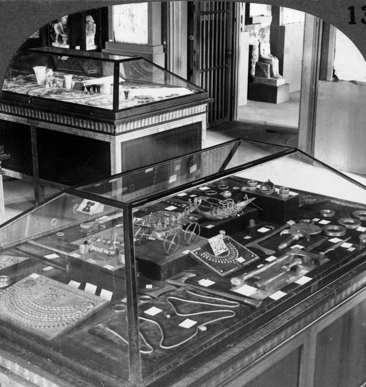 De praktfulle smykkene til dronning Ahhotep c1560BC-1530BC, Cairo Museum, Egypt, 1905. av Underwood and Underwood