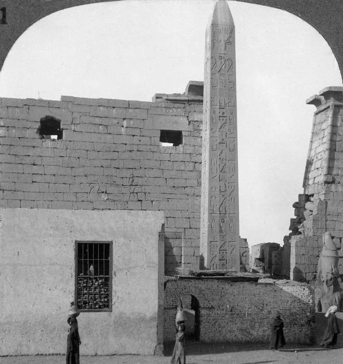 Obelisken til Rameses II og foran Luxor-tempelet, Theben, Egypt, 1905. av Underwood and Underwood