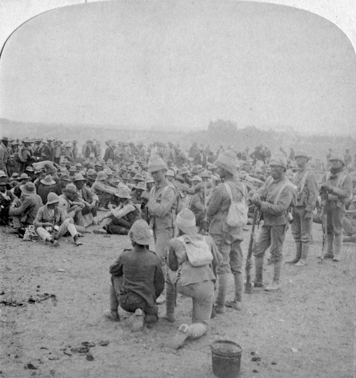 De overmannede Boer-fangene hviler på veien fra Paardeberg til Modder River, 1900 av Underwood and Underwood