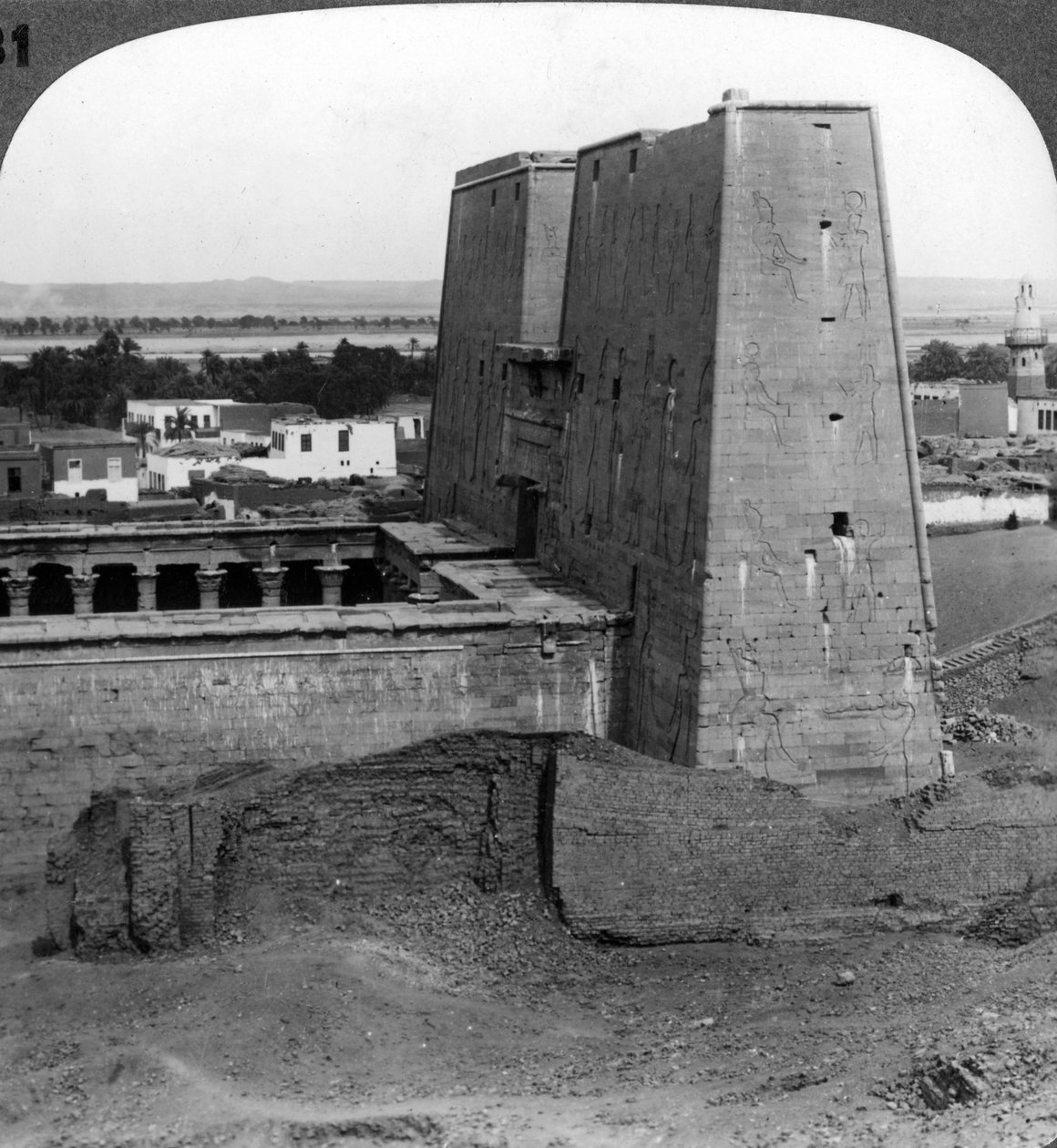 Pylonen og domstolen til Horus-tempelet i Edfu, Egypt, 1900. av Underwood and Underwood