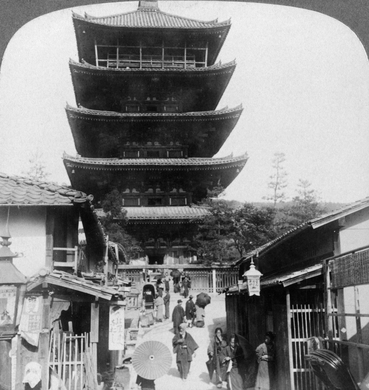 Vestsiden av den fem-etasjes Yasaka-pagoden, Kyoto, Japan, 1904. av Underwood and Underwood