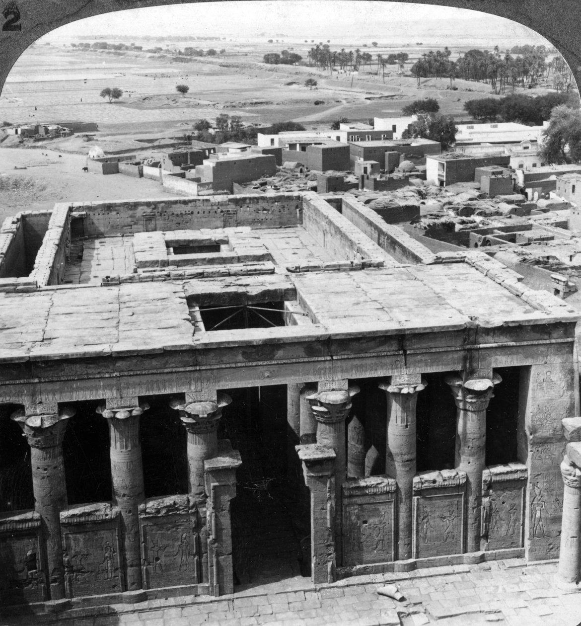 Det fantastisk bevarte tempelet i Edfu, Egypt, 1905. av Underwood and Underwood
