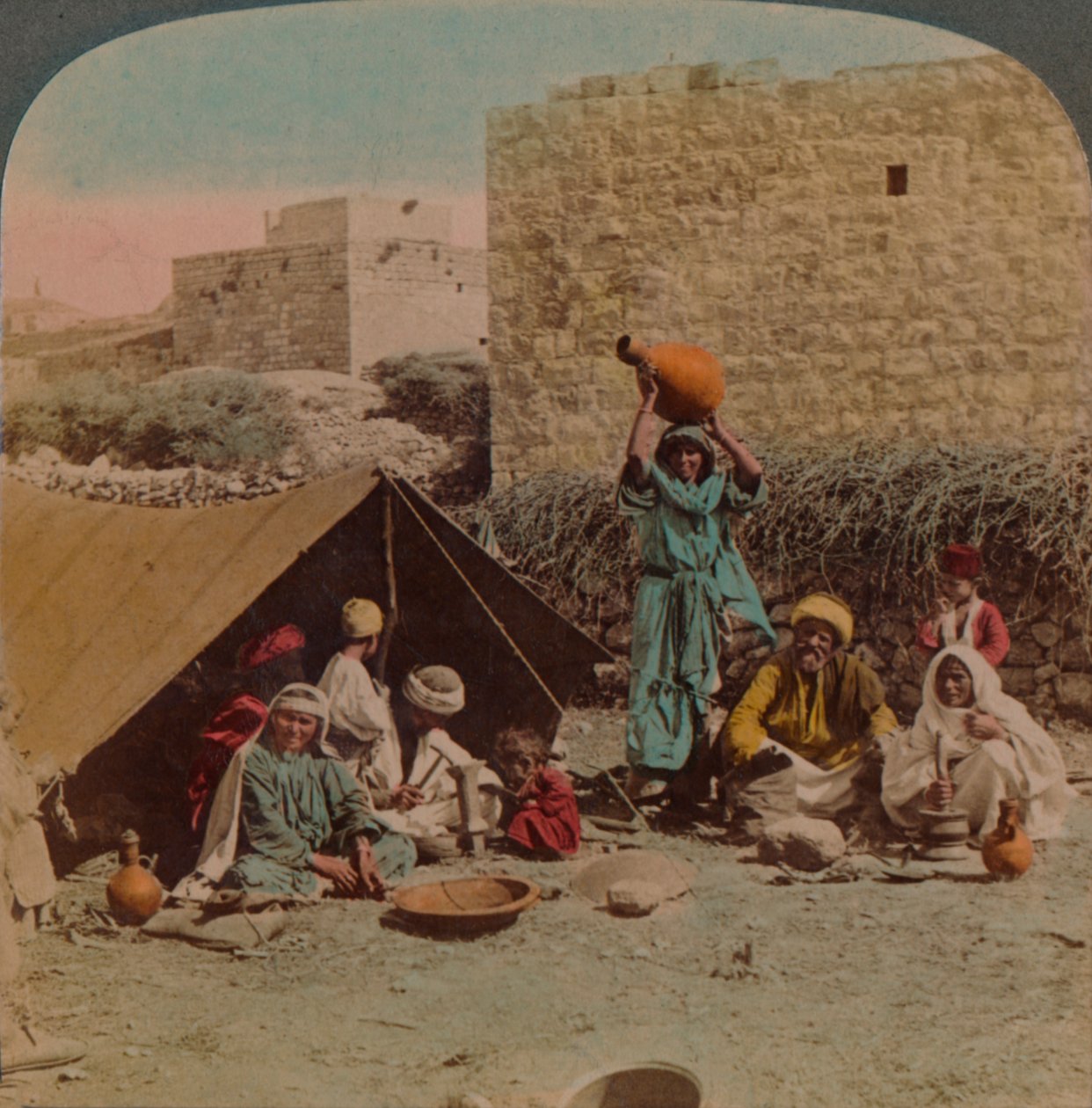 Det er ikke noe sted som hjemme! - bolig og butikk til en sigøyner-smed, Syria, 1900. Kunstnere: Elmer Underwood, Bert Elias Underwood. av Underwood and Underwood