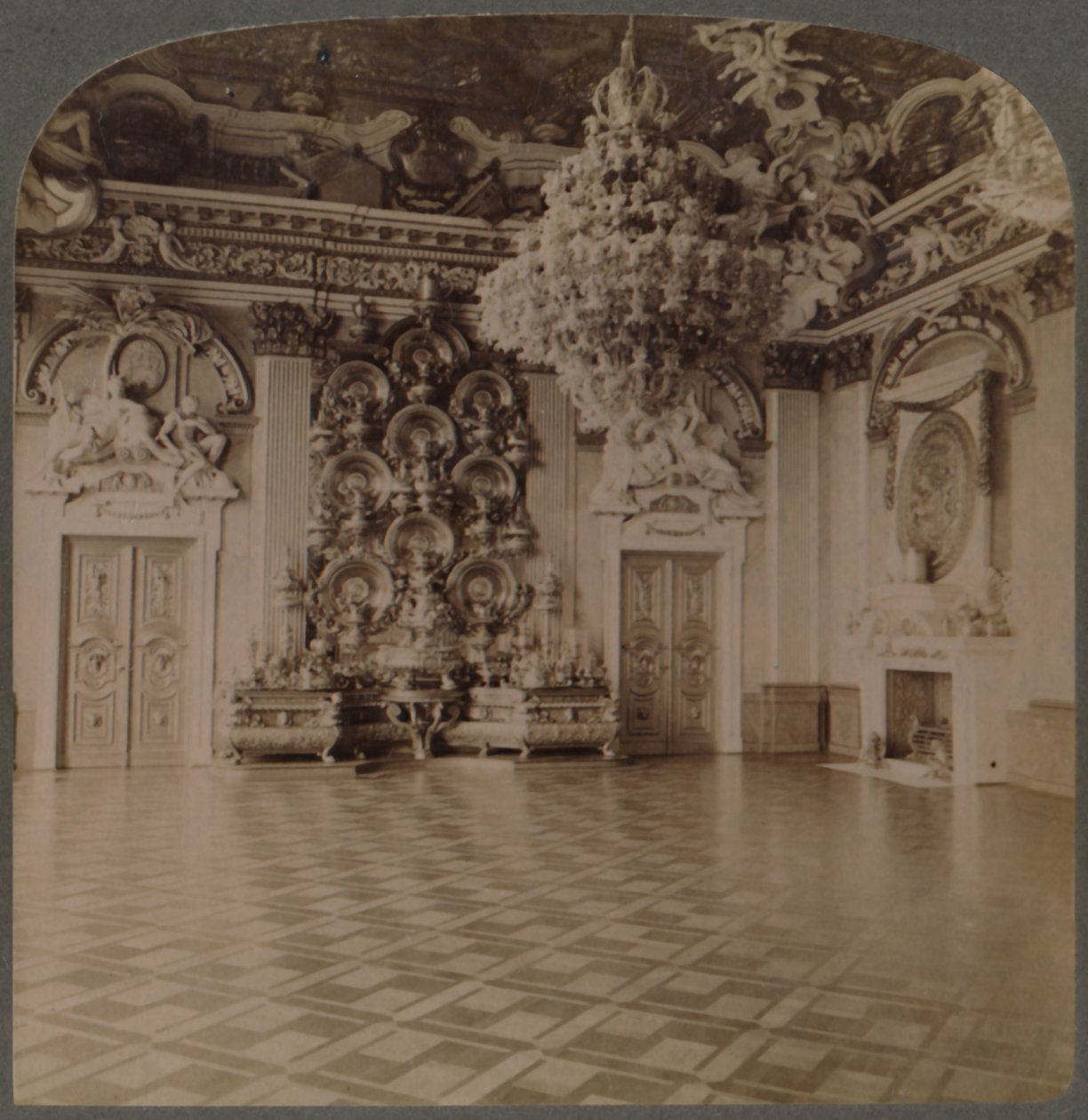 Throne Room, Royal Palace, Berlin, med tallerkenbelagt skjenk og kongelige dekorasjoner, Tyskland, 1903 av Underwood and Underwood