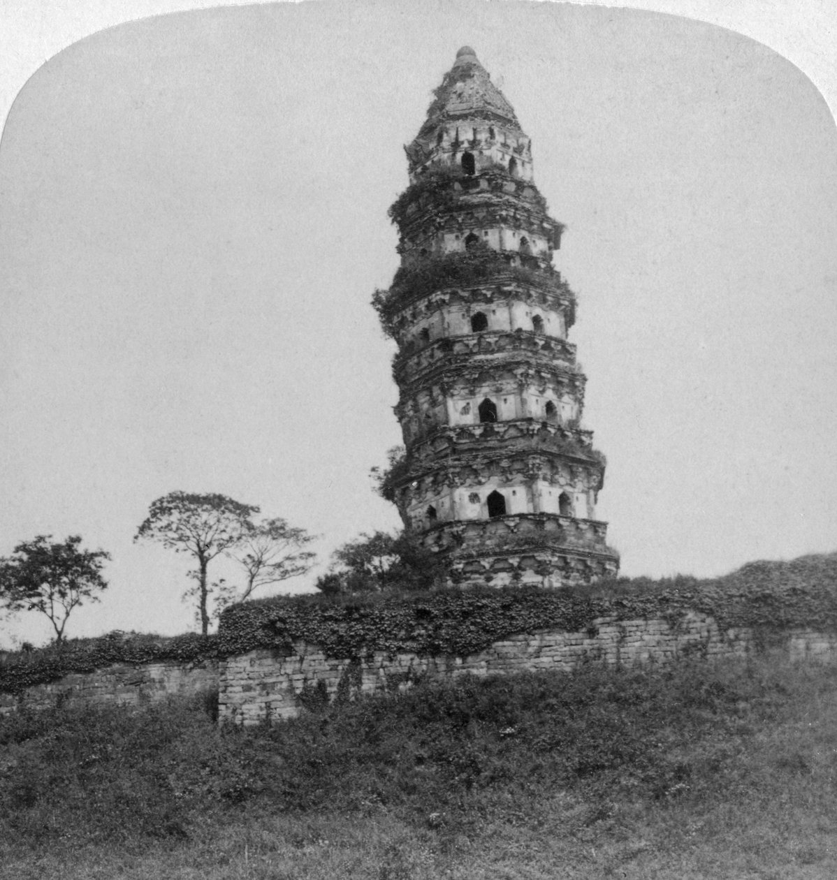 Tiger Hill Pagoda, det skjeve tårnet, i Soo-Chow Suzhou, Kina, 1900 av Underwood and Underwood