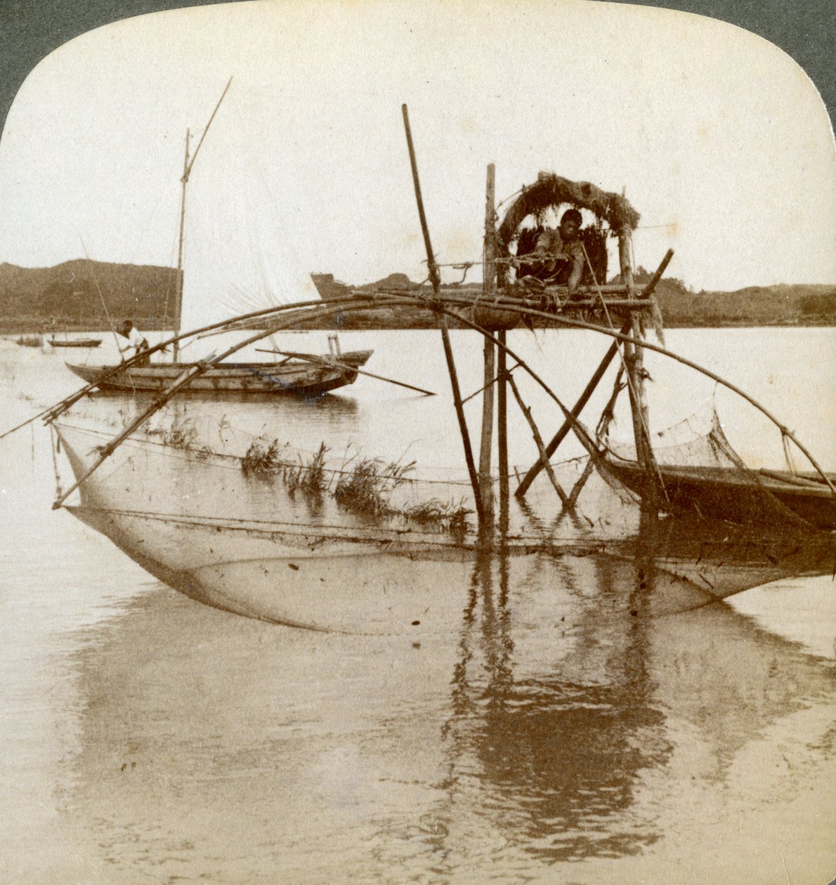 Toiler of the sea, med sitt nysgjerrige fiskegarn, Matsushima-bukten, Japan, 1904 av Underwood and Underwood