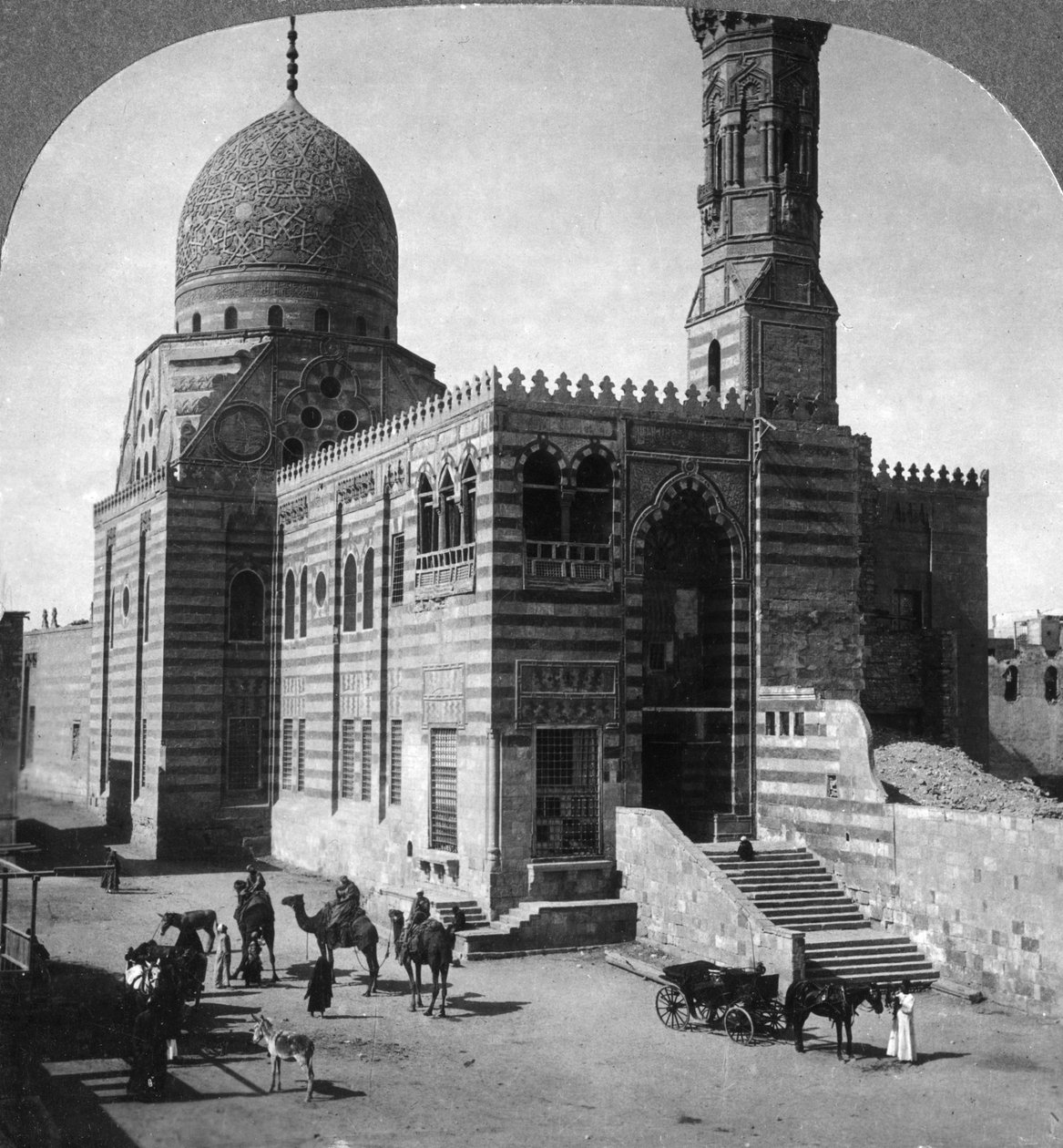 Gravmoskeen til Sultan Kait Bey, Kairo, Egypt, 1905. av Underwood and Underwood