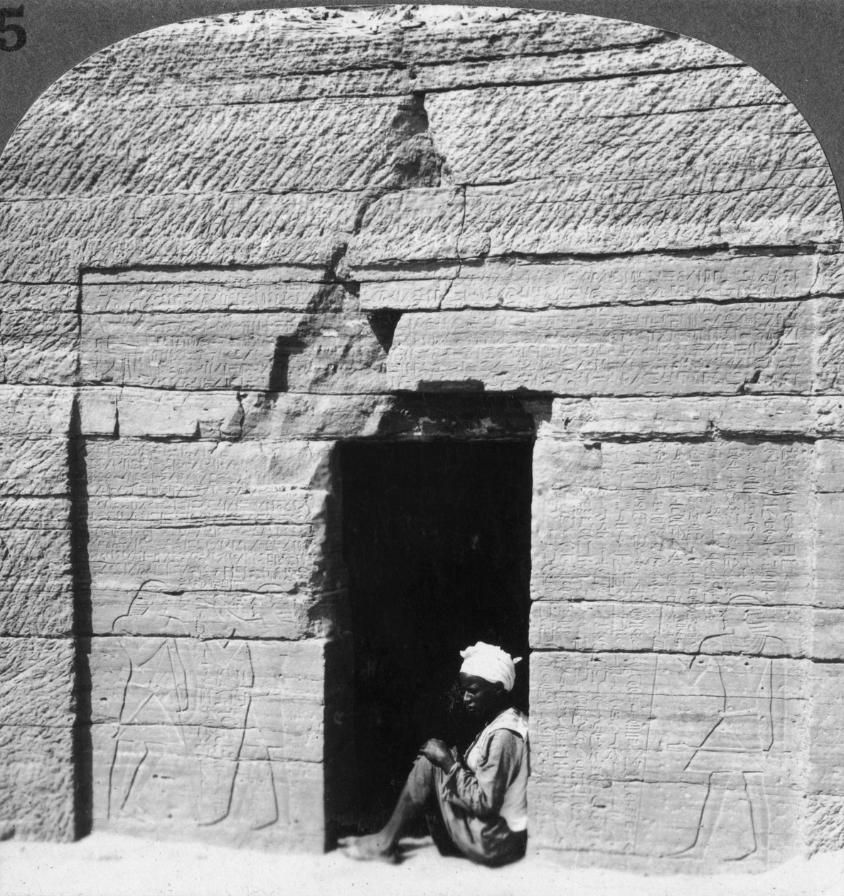 Graven til Harkhuf, en grensebaron i pyramidebyggernes dager, Assuan Aswan, Egypt, 1905. av Underwood and Underwood
