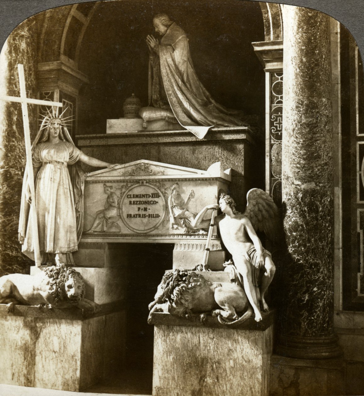 Graven til pave Clemens XIII, Peterskirken, Roma, Italia. av Underwood and Underwood
