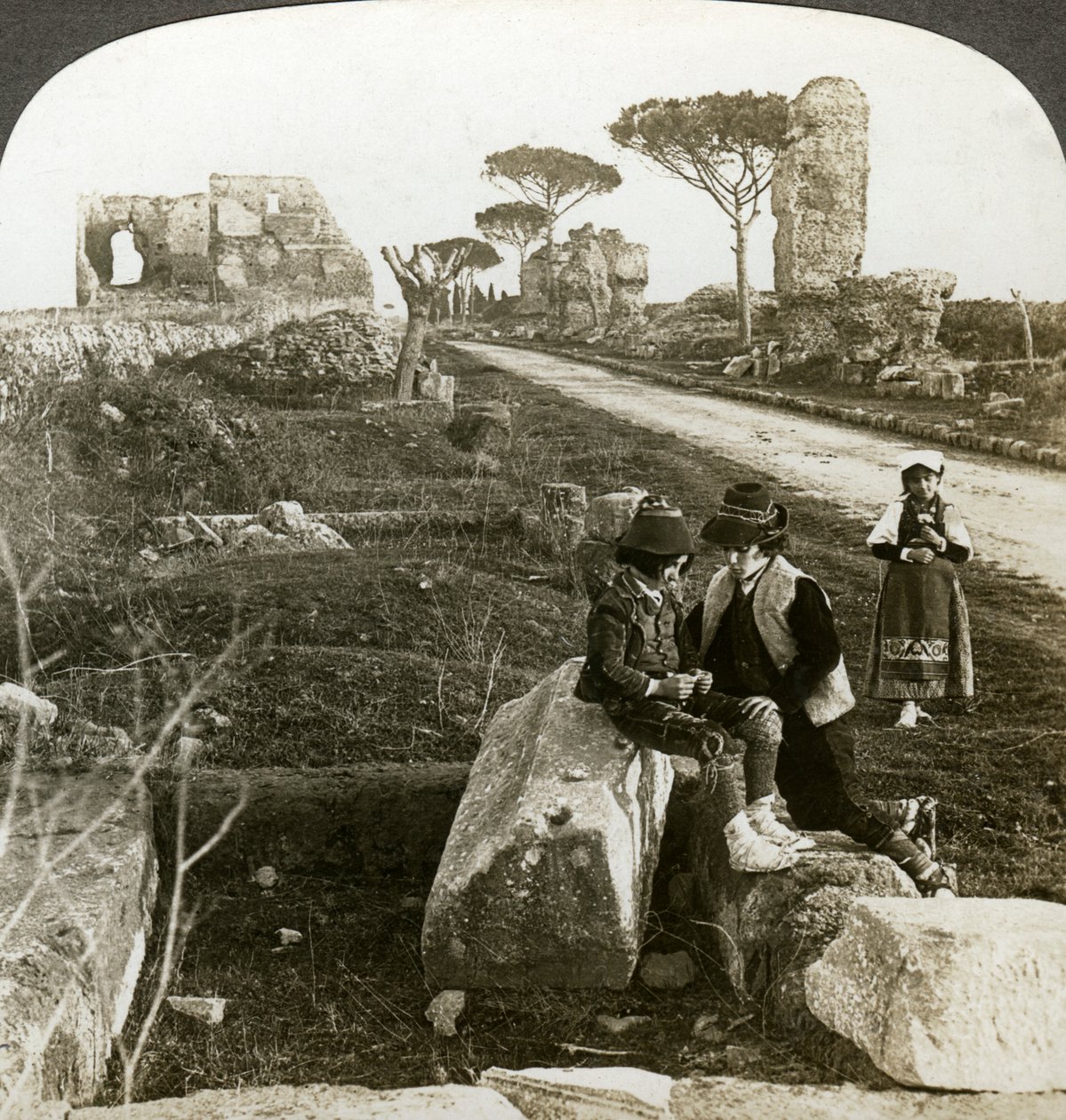 Graver og barn i tradisjonell kjole, Appian Way, Roma, Italia. av Underwood and Underwood