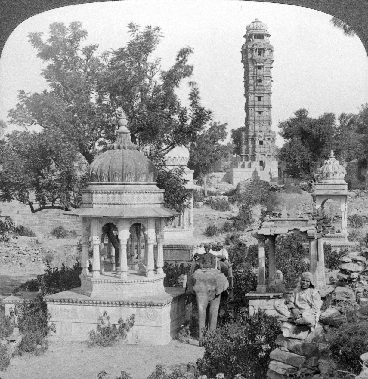 Tower of Victory og kongelige kenotafer, Chittaurgarh, India, 1904. av Underwood and Underwood