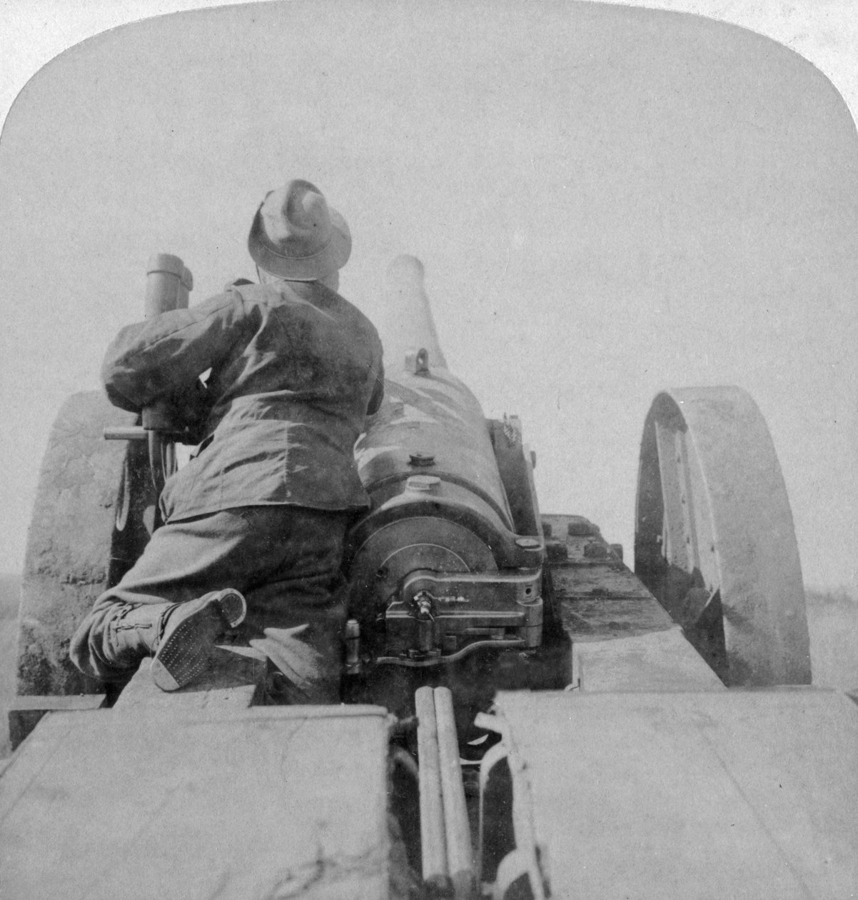 Trening av en av HMS Monarchs 4,7 tommers kanoner på Pretoria-fortene, Sør-Afrika, 4. juni 1900. av Underwood and Underwood