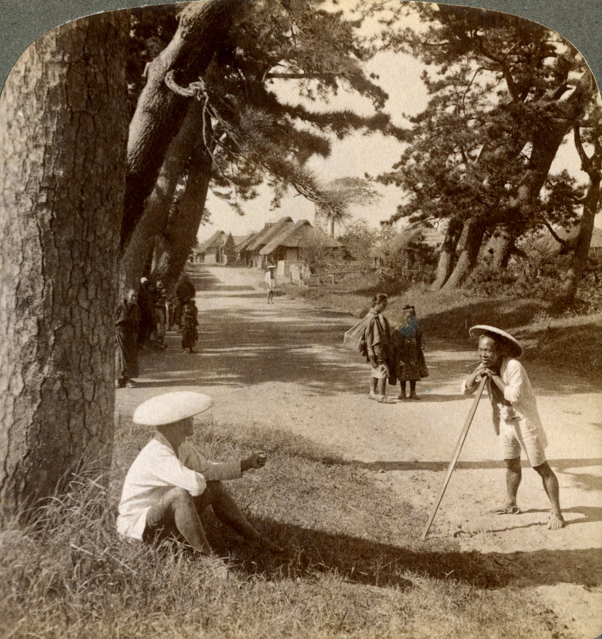Reisende som hviler under furutrærne ved Suzukawa, den gamle postveien fra Tokyo til Kyoto, Japan, 1904. av Underwood and Underwood