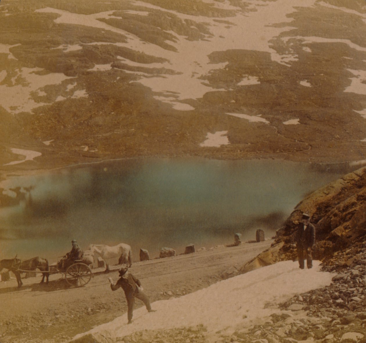 Reisende med juli snøballer, på vei over Haukeli-fjellene, Norge, Artister: Elmer Underwood, Bert Elias Underwood. av Underwood and Underwood