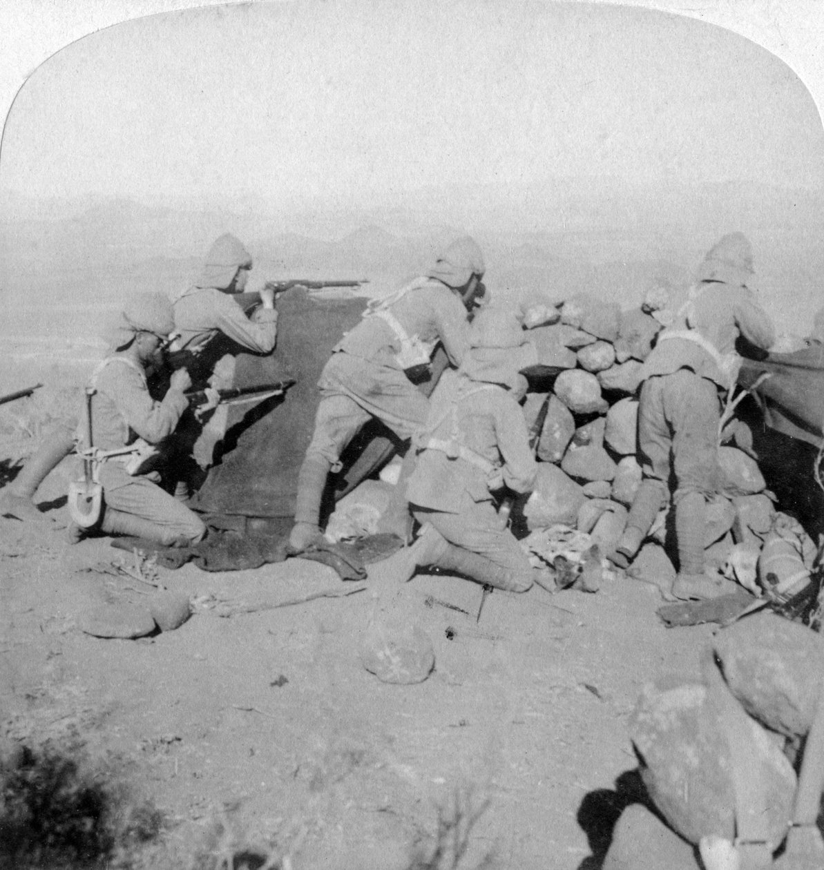 Tropper forsvarer New Zealand Hill, Slingersfontein, Sør-Afrika, 25. januar 1900. av Underwood and Underwood