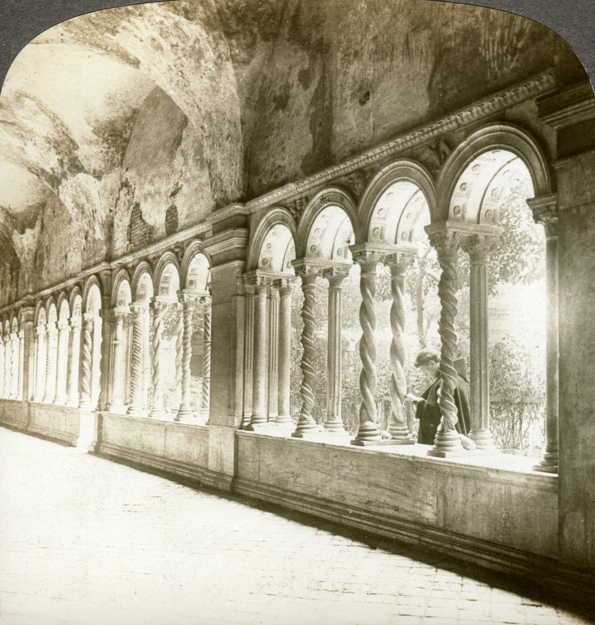 Vridde søyler i klosteret, Basilica of St Paul utenfor murene, Roma, Italia. av Underwood and Underwood