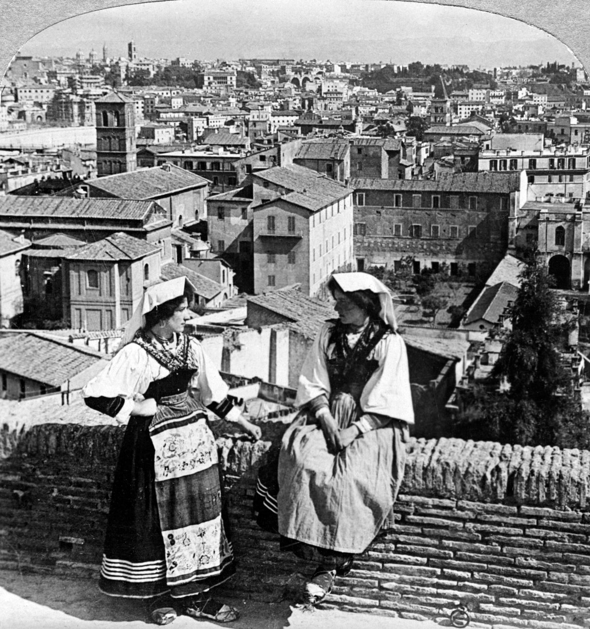 To kvinner i tradisjonell drakt i Roma, Italia. av Underwood and Underwood