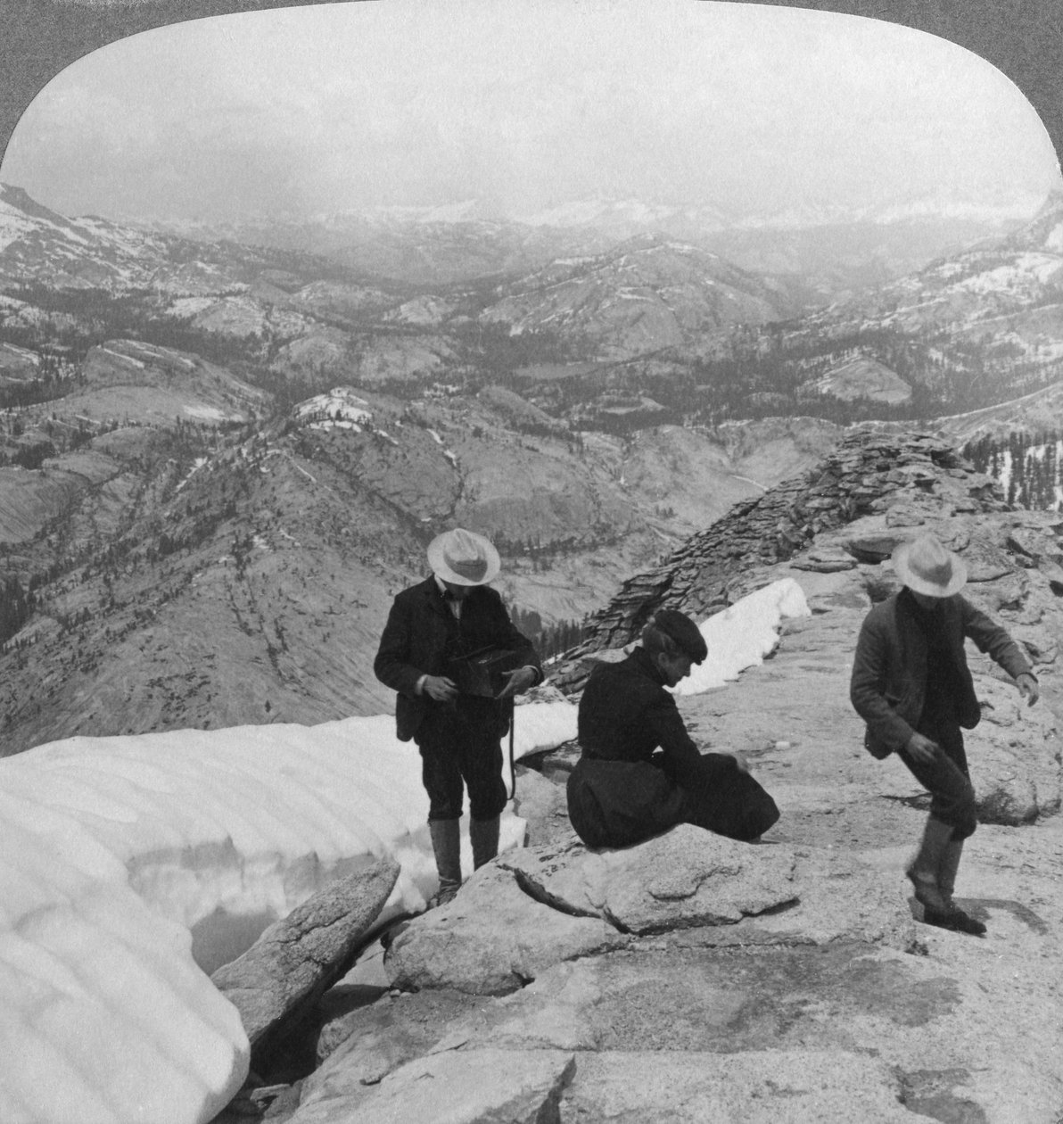 Utsikt fra Clouds Rest over Tenaya Lake til det fjerne Matterhorn, California, USA, 1902 av Underwood and Underwood