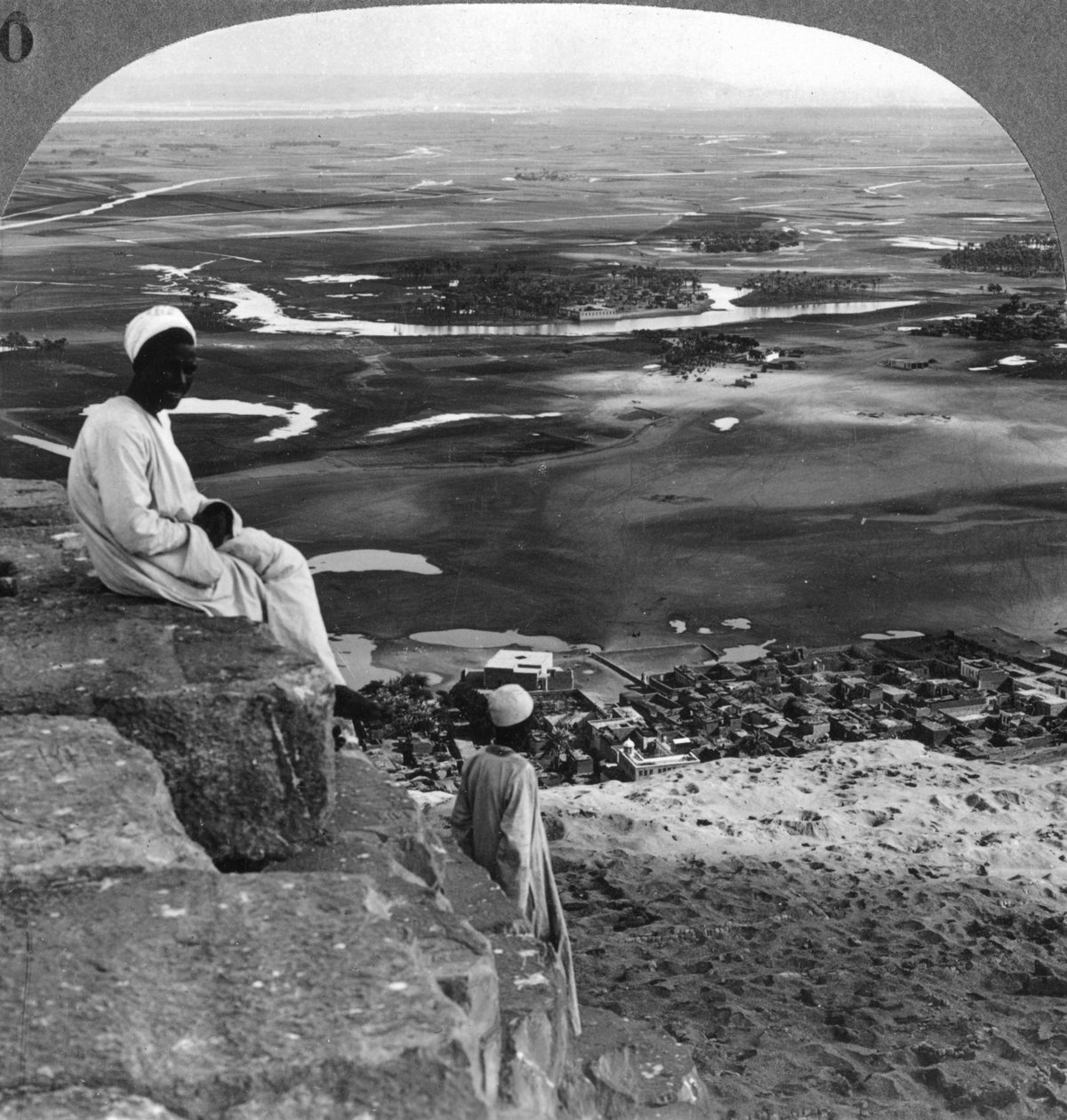 Utsikt fra toppen av den store pyramiden, Giza, Egypt, 1905. av Underwood and Underwood