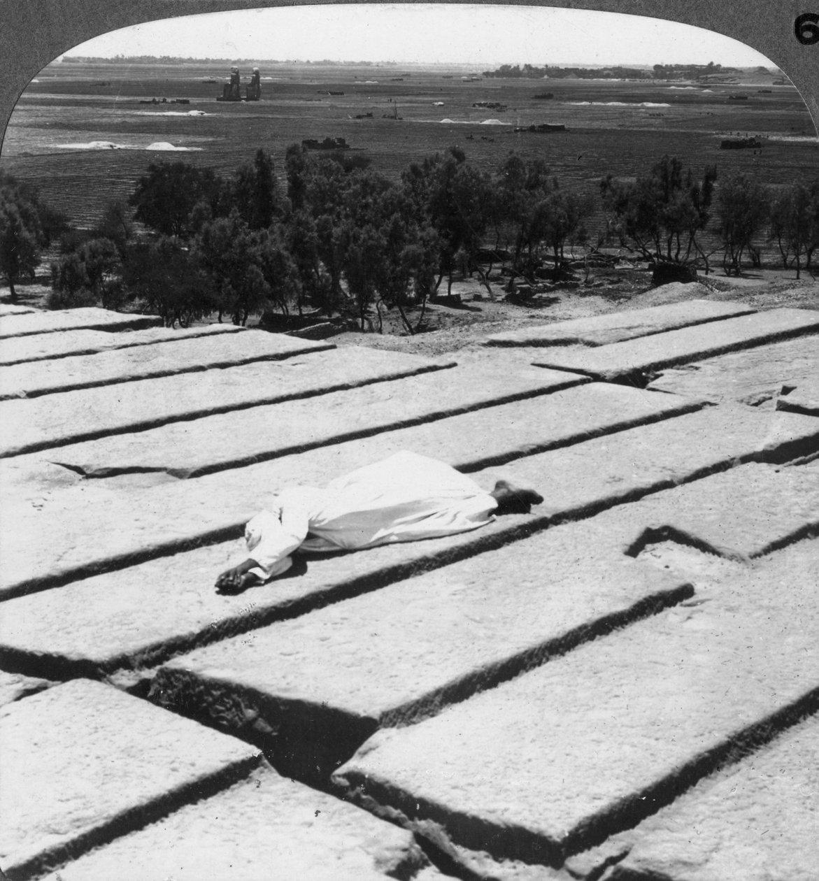 Utsikt over Theben og kolossene til Memnon, sett fra Ramesseum, Egypt, 1905. av Underwood and Underwood