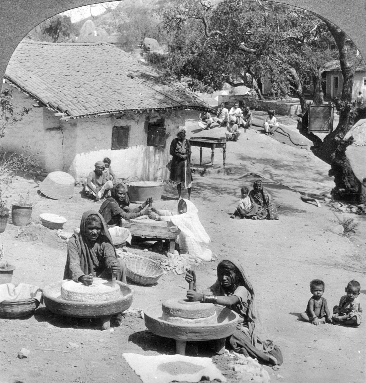 Landsbyliv, India, 1900-tallet. av Underwood and Underwood