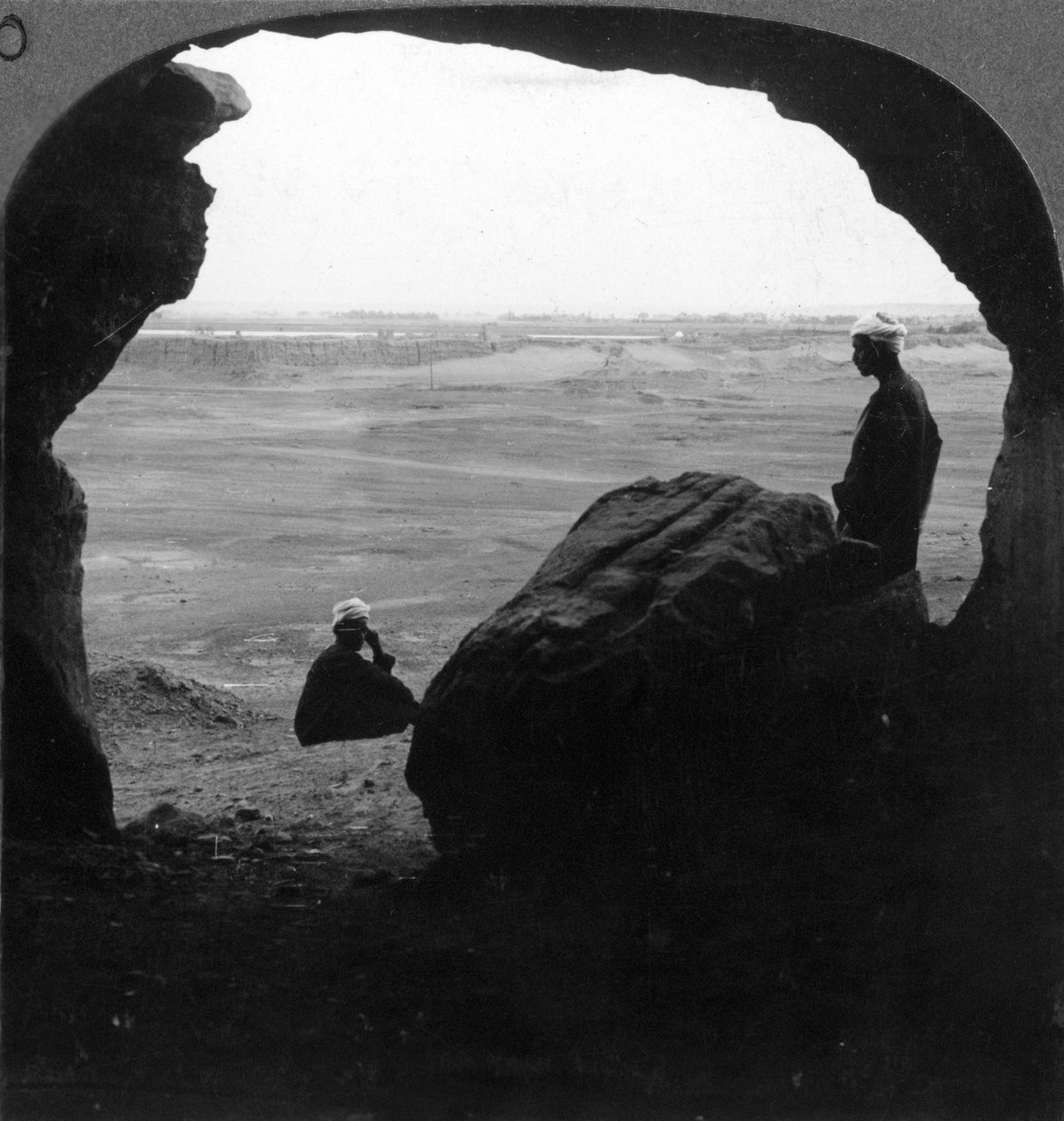 Byen El Kab, som er befestet, sett fra en dør til en grav i klippene, Egypt, 1905. av Underwood and Underwood