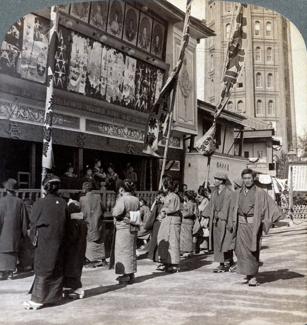 Ser på et gratis show på Theatre Street, ser nordover til Asakusa Tower, Tokyo, Japan, 1904 av Underwood and Underwood