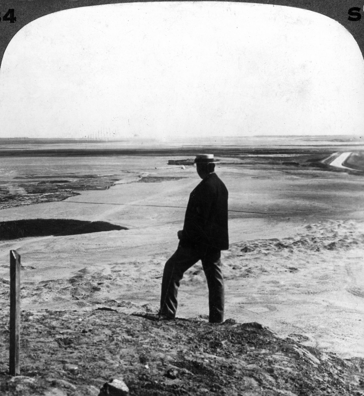 Ser på en sandvirvelvind fra toppen av Hawara-pyramiden, Egypt, 1905. av Underwood and Underwood