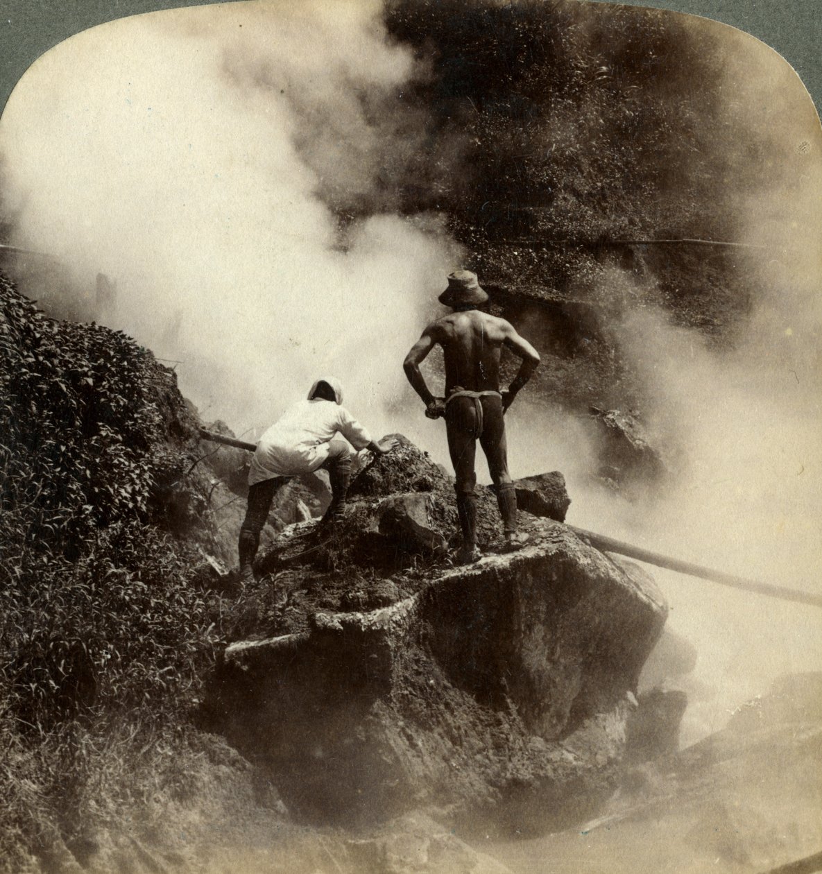 Se et utbrudd av damp og kokende gjørme halvveis oppe på vulkanen Aso-san, Japan, 1904 av Underwood and Underwood