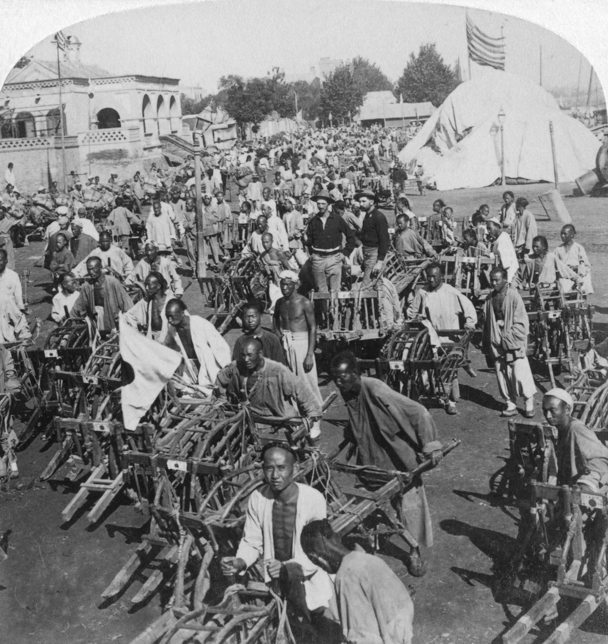 Trillebårtransport ved båtlandingen, Tientsin Tianjin, Kina, 1901 av Underwood and Underwood