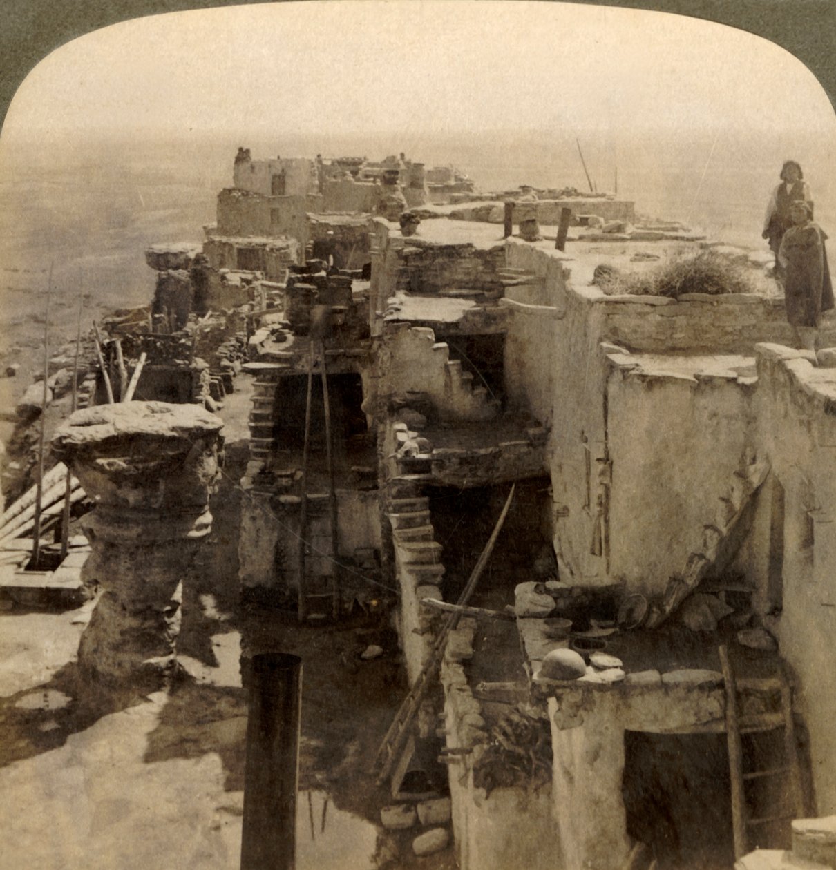 Wolpi...en hovedpueblo for det mystiske Moki-løpet Cliff Dwellers, Arizona, U.S.A., 1901. av Underwood and Underwood